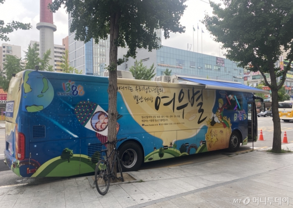 화요일엔 홍대, 수요일엔 신촌, 목요일엔 노원, 금요일엔 중랑구로 가는 여우별 버스. 집을 나온 아이들은 위생도 안 좋고 아픈 경우가 많아, 생필품은 물론 의약품까지 구비해둔다./사진=남형도 기자