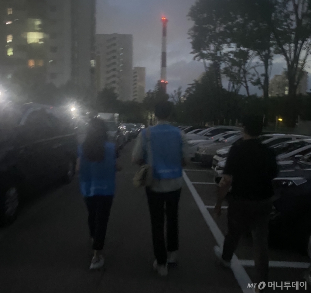 너무 오래, 홀로 돌아다니진 않았으면 좋겠다고. 말은 안 했어도 눈길은 바빴고, 그 마음은 다 그랬다./사진=남형도 기자