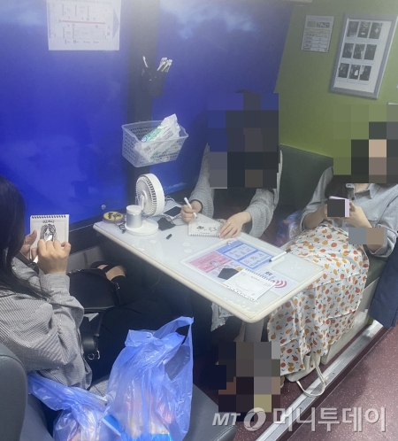 그림을 그리고 뭔지 맞추는 보드게임을 하는 아이들. 마냥 즐겁다. 해맑다. 아이들은 아이들이다. 그냥 보는 걸로도 참 좋았다. 그래서 선생님들은 "아이들에게 오히려 에너지를 더 받는다"고 했다./사진=남형도 기자