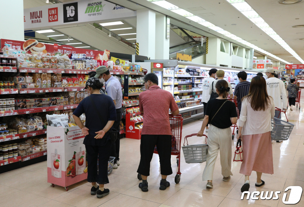 새로운 거리두기 4단계 적용을 앞둔 9일 오후 서울의 한 대형마트에서 시민들이 식재료를 고르고 있다. 기사 내용과 직접 관련 없음.  2021.7.9/사진 = 뉴스1  