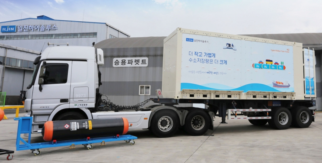 일진하이솔루스가 지난 8일 타입4 수소 튜브트레일러를 출시했다. 사진은 같은날 전북 완주군 봉동읍 일진하이솔루스 공장에서 열린 출시 행사 모습./사진제공=일진하이솔루스