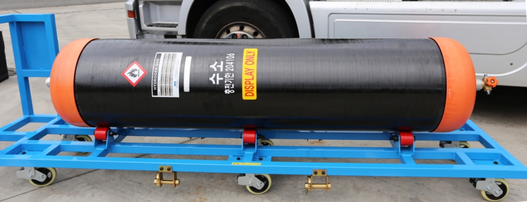 일진하이솔루스가 지난 8일 타입4 수소 튜브트레일러를 출시했다. 사진은 수소튜브트레일러에 탑재되는 타입4 수소연료탱크.트레일러에는 총 40개가 탑재된다. /사진제공=일진하이솔루스