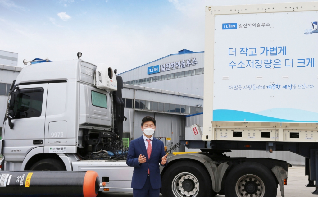 일진하이솔루스가 지난 8일 타입4 수소 튜브트레일러를 출시했다. 안홍상 일진하이솔루스 대표가 같은날 전북 완주군 봉동읍 일진하이솔루스 공장에서 열린 출시 행사에서 제품을 설명하고 있다. /사진제공=일진하이솔루스