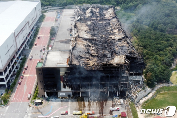 (이천=뉴스1) 김명섭 기자 = 이천 쿠팡 덕평물류센터 화재 발생 나흘째인 20일  경기도 이천시 마장면 쿠팡 덕평 물류센터 현장에서 소방당국이 진화작업을 벌이고 있다. 2021.6.20/뉴스1  
