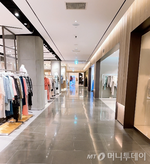 사회적 거리두기가 4단계로 상향된 12일 신세계강남점은 명품관을 제외한 다른 전층이 한산했다. 사진은 여성패션관 모습