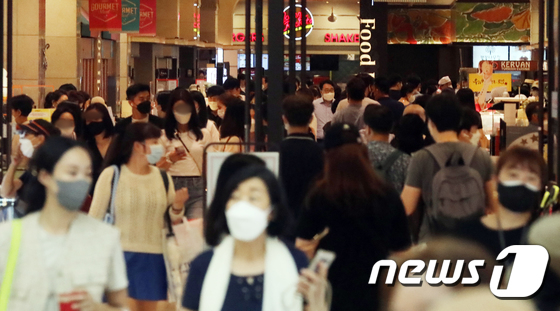 지난 주말 신세계백화점 강남점 주변은 사회적 거리두기 상향을 앞두고 쇼핑을 나온 손님들로 매우 북적였다/사진=뉴스1