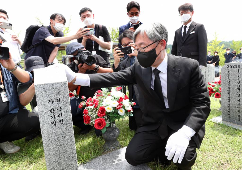 최재형 전 감사원장이 12일 오전 대전 유성구 국립대전현충원에서 부친 최영섭 예비역 해군 대령의 삼우제를 마친 뒤 천안함 전사자 묘역에서 묘비를 어루만지고 있다. (공동취재사진) /사진=뉴시스