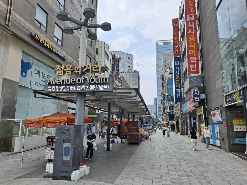 12일 정오 서울 종로 젊음의 거리. 점심시간에도 사람의 왕래가 거의 없을 정도로 한산하다./사진=지영호 기자