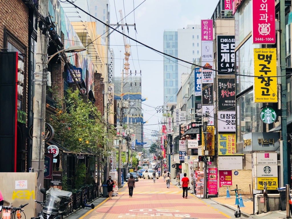 수도권에 사회적 거리두기 4단계가 시행된 12일 서울 지하철 2호선·신분당선 강남역 인근 음직점 골목 전경./사진=이재윤 기자