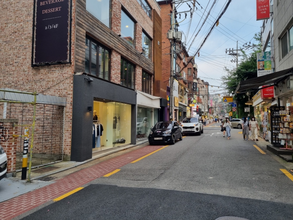 12일 저녁 서울 마포구 홍대입구 인근 상가 골목이 한산한 모습을 보이고 있다 /사진=김지현 기자