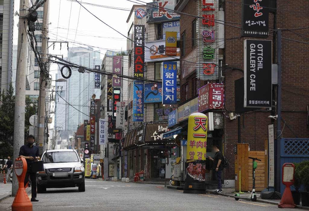 수도권 사회적 거리두기 4단계가 시작된 12일 서울 홍대 인근 거리가 한산한 모습을 보이고 있다. /사진=뉴시스
