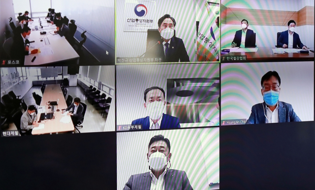 박진규 산업통상자원부 차관은 15일 정부서울청사 영상회의실에서 철강협회, 포스코, 현대제철, 동국제강, KG동부제철, 노벨리스코리아 등 주요 철강 및 알루미늄 기업 관계자가 화상으로 참석한 가운데 ‘EU가 탄소국경제도 시행법안을 발표함에 따라 우리 민관의 대응 태세를 점검’하기 위해 'EU 탄소국경조정제도 도입에 대한 민관합동 긴급 점검회의'를 주재하고 있다./사진제공=산업통상자원부