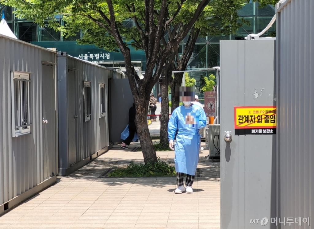 16일 서울 중구 시청 앞 선별진료소에서 방호복을 입은 근무자가 발걸음을 옮기고 있다. / 사진 = 오진영 기자