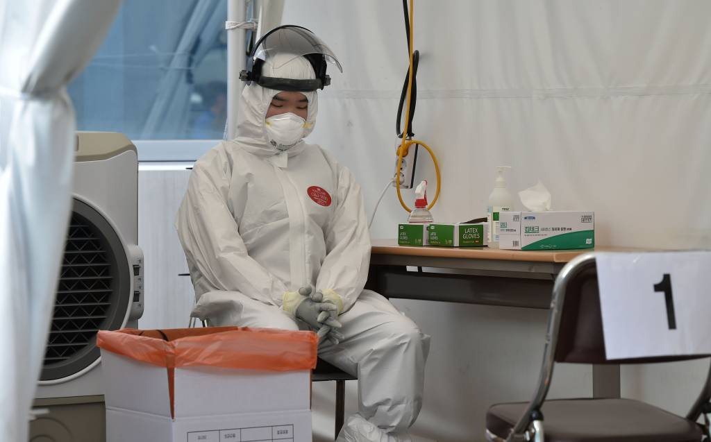 대구 전역에 폭염특보가 발효된 14일 오후 대구 수성구 보건소 코로나19 선별진료소에서 한 의료진이 의자에 앉아 잠시 더위를 식히고 있다. /사진=뉴시스