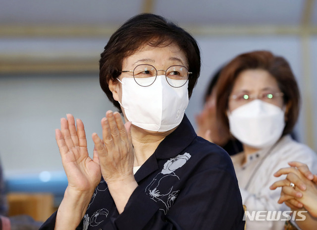 한명숙 전 국무총리가 2일 오후 서울 마포구 청년문화공간ju 니콜라홀에서 열린 '아세아 평화와 여성의 역할 토론회' 30주년 기념 맞이 남북여성교류 30년 : 돌아봄&내다봄 간담회에 참석해 박수치고 있다. 2021.06.02. yesphoto@newsis.com