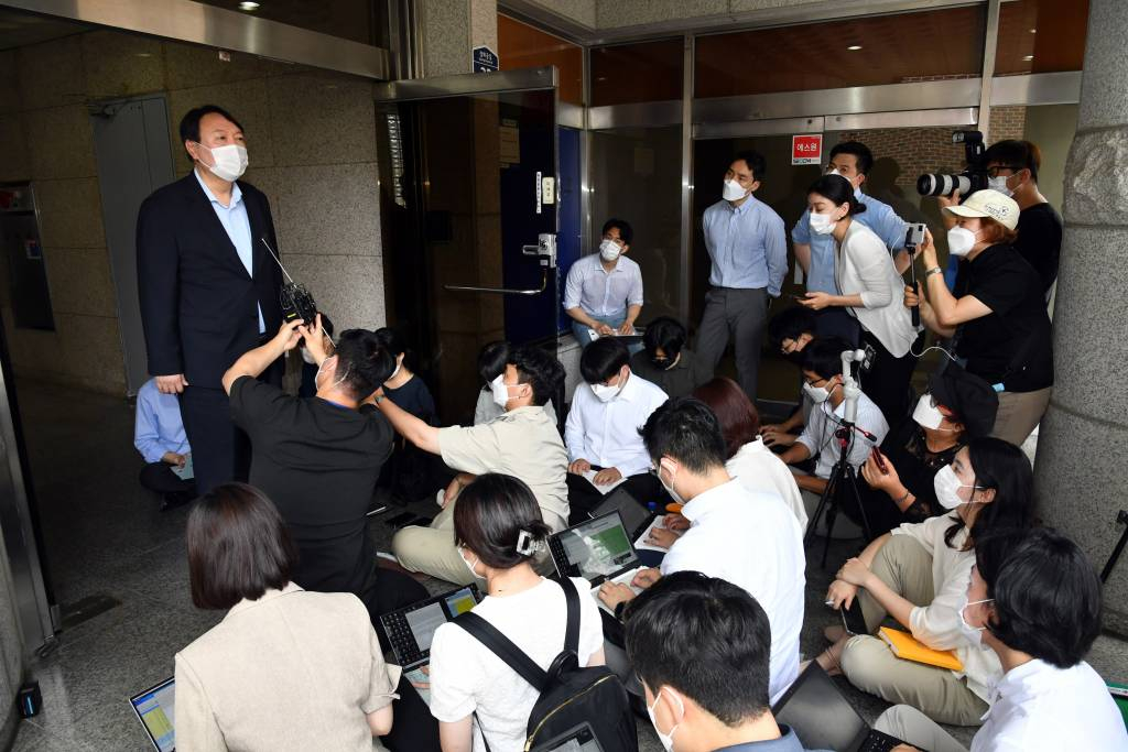  윤석열 전 검찰총장이 15일 서울 종로구 반기문재단을 찾아 반 전 UN 사무총장을 예방한 후 취재진 질문에 답변하고 있다. 2021.07.15. photo@newsis.com