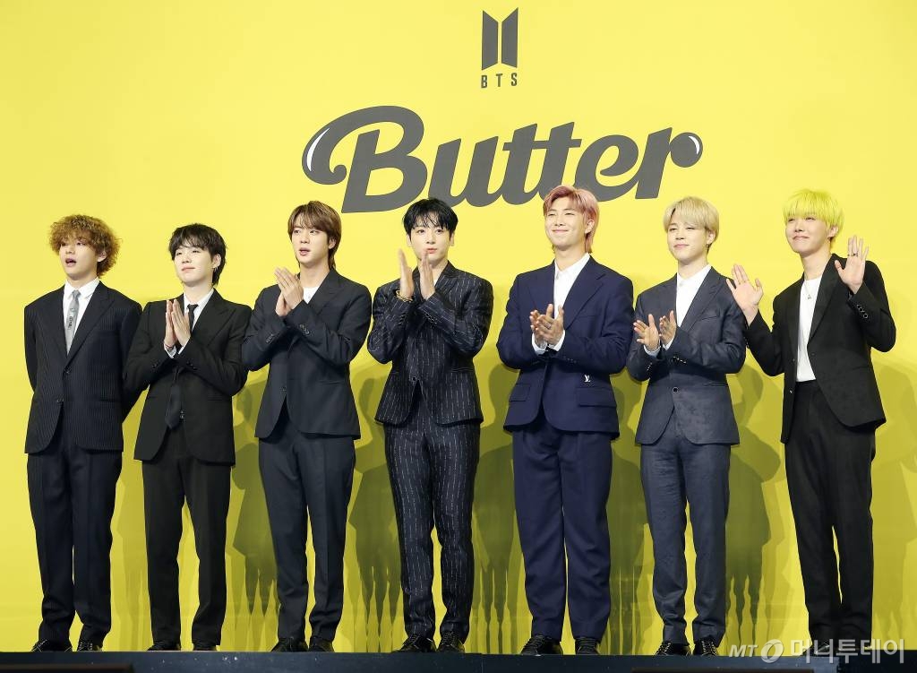 방탄소년단(BTS, 뷔 슈가 진 정국 RM 지민 제이홉)이 21일 오후 서울 송파구 방이동 올림픽홀에서 진행된 새 싱글앨범 'Butter' 발매 기념 쇼케이스에서 인사하고 있다.  'Butter'에는 버터처럼 부드럽게 녹아들어 너를 사로잡겠다는 방탄소년단의 귀여운 고백이 담겨있다.  방탄소년단은 'Butter'를 사실상의 선 공개 싱글로 스타트를 끊고 6월 중 'Butter'가 포함된 새 앨범을 발매할 계획이다. 2021.05.21 /사진=김창현 기자 chmt@