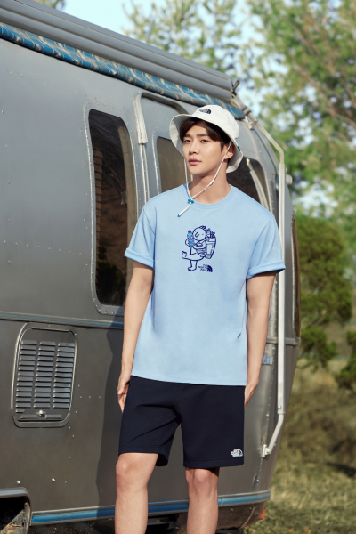 노스페이스 홍보대사 로운의 반바지 스타일링 이미지/사진=노스페이스