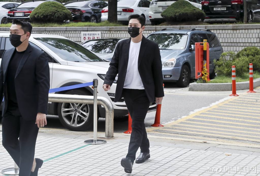 성폭력 범죄의 처벌 등에 관한 특례법 위반(카메라 등 이용촬영) 상해 폭행 협박 등 혐의로 기소된 고(故) 구하라 전 남자친구 최종범 씨가 2020년 7월2일 오후 서울 서초구 서울중앙지방법원에서 열린 항소심 선고 공판에 출석하고 있다. /사진=김창현 기자 chmt@