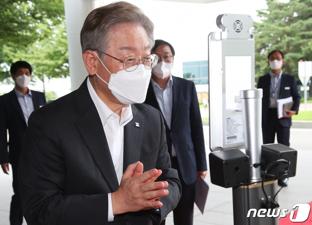 (화성=뉴스1) 황기선 기자 = 이재명 경기도지사가 20일 오후 경기 화성시 삼성전자 반도체 화성캠퍼스를 방문 전 체온을 측정하고 있다. 2021.7.20/뉴스1   