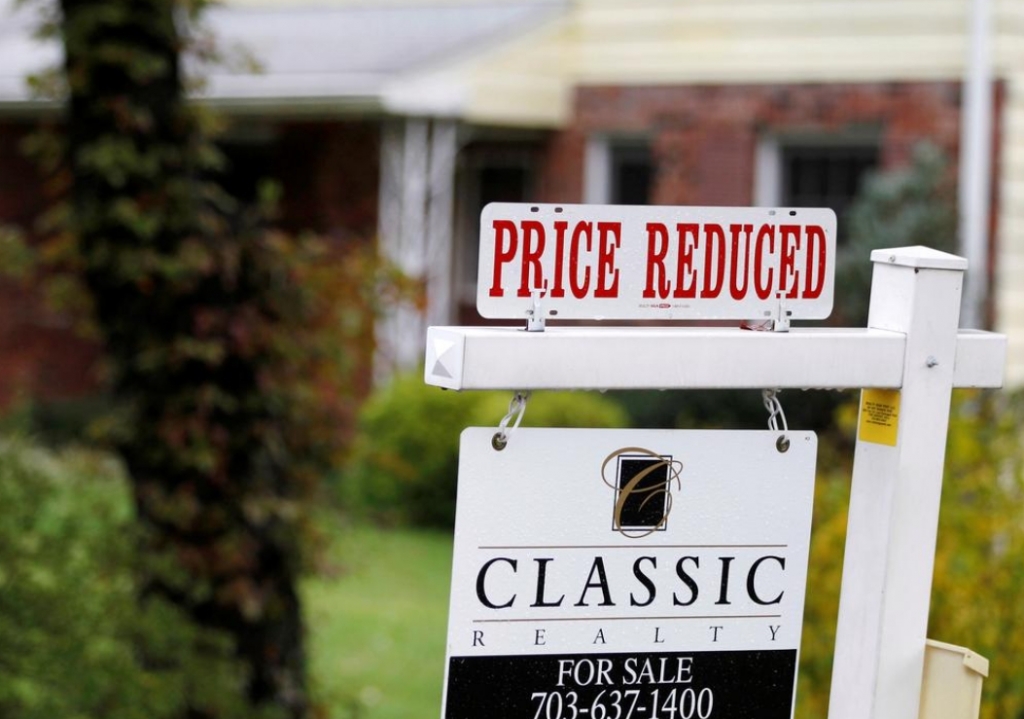 노던 버지니아 교외 지역의 한 집 앞의 '가격 인하' 안내판 October 27, 2010. REUTERS/Larry Downing