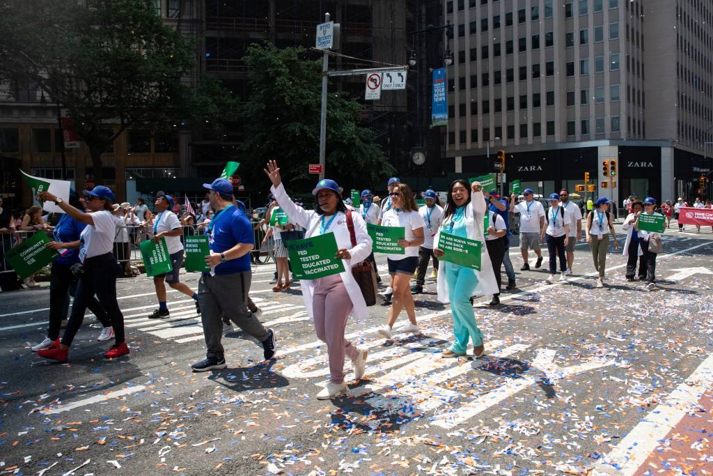  [뉴욕=신화/뉴시스] 7일(현지시간) 미국 뉴욕에서 시민들이 색종이 테이프 행렬에 참여하고 있다. 이날 뉴욕시의 필수 근로자 수백 명이 코로나19로부터의 회복을 알리는 색종이 테이프 행렬에 참여했다. 이 행사는 코로나19 대유행 중에 일선에서 싸워야 했던 의료진, 응급구조대원, 교육 및 보육 종사자, 운송 근로자, 비상식량 공급 업체, 통신 및 배달 사업자 등 필수 근무자들을 기리기 위해 열렸다. 2021.07.08.