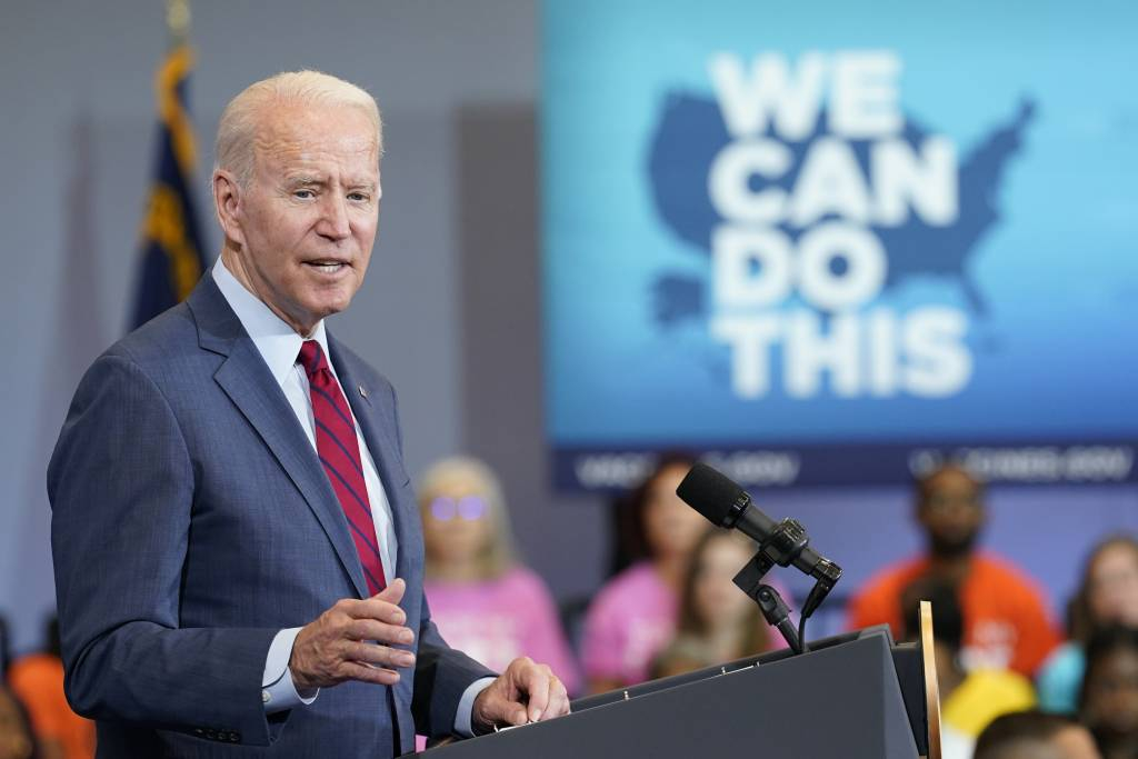  [롤리=AP/뉴시스]조 바이든 미국 대통령이 24일(현지시간) 미 노스캐롤라이나주 롤리의 그린로드 주민센터를 방문해 연설하고 있다. 백신 접종 캠페인 홍보차 노스캐롤라이나주를 방문한 바이든 대통령은 코로나19 최일선 근로자와 자원봉사자들을 만나 백신 접종의 중요성을 강조했다. 2021.06.25.