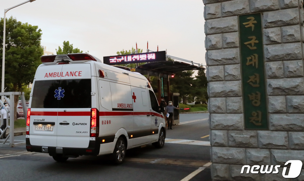 (대전=뉴스1) 장수영 기자 = 해외파병 임무 수행 중 신종 코로나바이러스 감염증(코로나19) 확진자가 발생한 청해부대 장병들을 태운 구급차가 20일 오후 대전시 유성구 국군대전병원에 도착하고 있다. 2021.7.20/뉴스1   