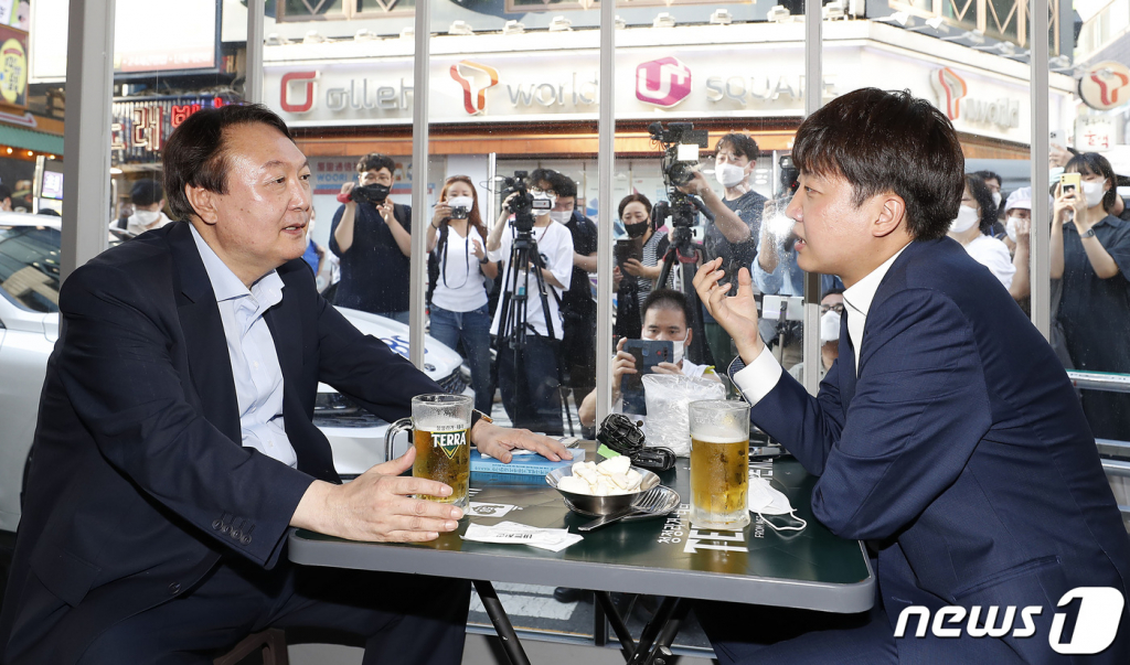 (서울=뉴스1) 구윤성 기자 = 이준석 국민의힘 대표와 윤석열 전 검찰총장이 25일 오후 서울 광진구의 한 음식점에서 '치맥회동'을 하고 있다. 2021.7.25/뉴스1