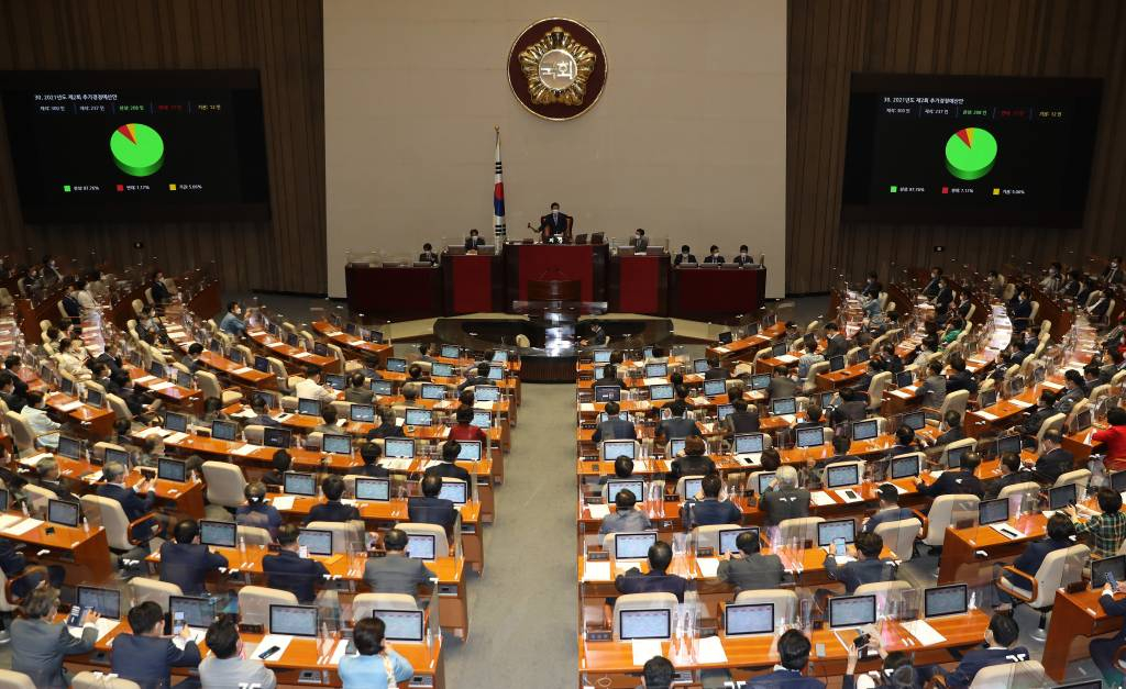 지난 24일 새벽 서울 여의도 국회에서 열린 제389회 국회(임시회) 제3차 본회의에서 2021년도 제2회 추가경정예산안이 재석 237인, 찬성 208인, 반대 17인, 기권 12인으로 통과되고 있다. /사진=뉴시스