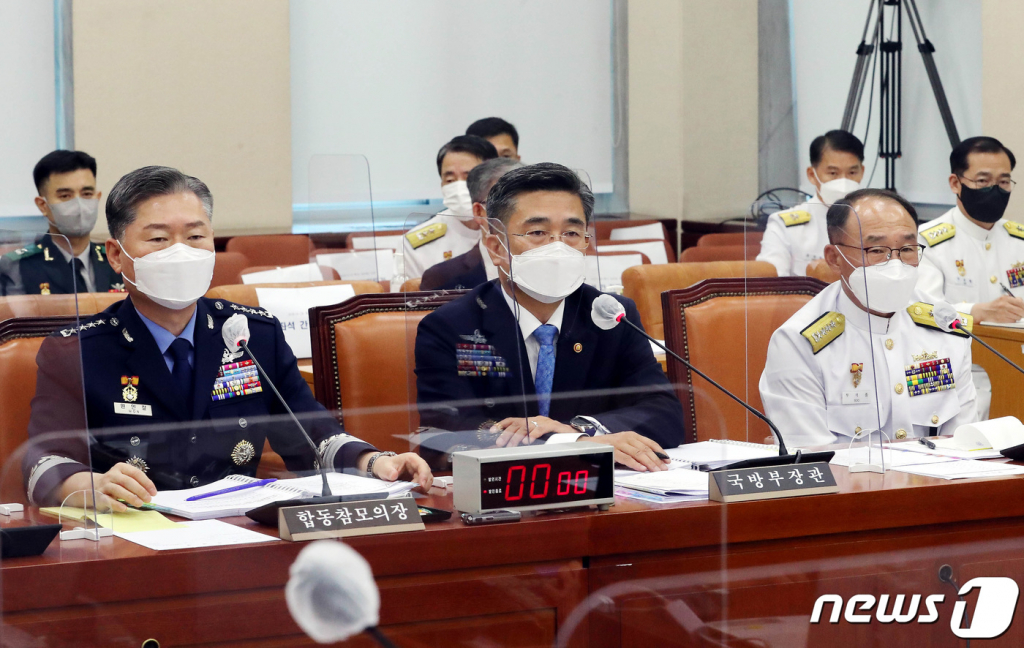 (서울=뉴스1) 이동해 기자 = 서욱 국방부 장관과 원인철 합동참모의장, 부석종 해군참모총장이 26일 국회에서 열린 국방위 전체회의에 출석해 의원들 질의에 답변하고 있다. 2021.7.26/뉴스1  