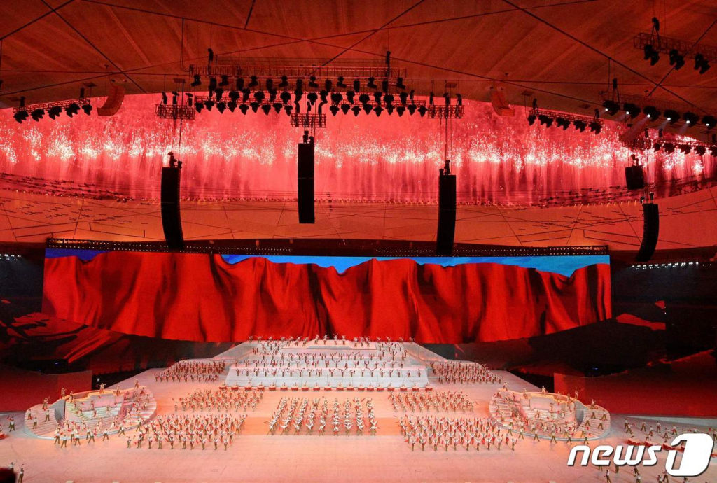 (베이징 AFP=뉴스1) 우동명 기자 = 28일(현지시간) 베이징의 국가 체육관에서 중국 공산당 창당 100주년을 축하하는 문화 공연 중 폭죽이 터지고 있다.   ? AFP=뉴스1  