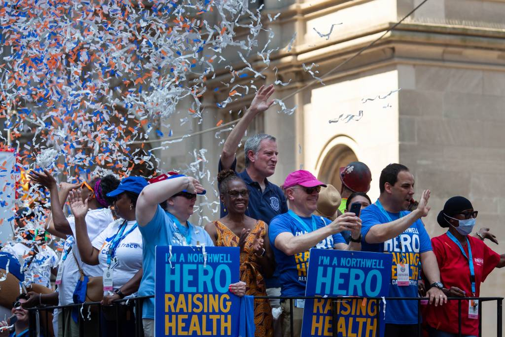  [뉴욕=신화/뉴시스] 빌 드 블라시오(가운데) 뉴욕 시장 7일(현지시간) 미국 뉴욕에서 시민들과 함께 색종이 테이프 행렬에 참여해 손을 흔들며 인사하고 있다. 이날 뉴욕시의 필수 근로자 수백 명이 코로나19로부터의 회복을 알리는 색종이 테이프 행렬에 참여했다. 이 행사는 코로나19 대유행 중에 일선에서 싸워야 했던 의료진, 응급구조대원, 교육 및 보육 종사자, 운송 근로자, 비상식량 공급 업체, 통신 및 배달 사업자 등 필수 근무자들을 기리기 위해 열렸다. 2021.07.08.