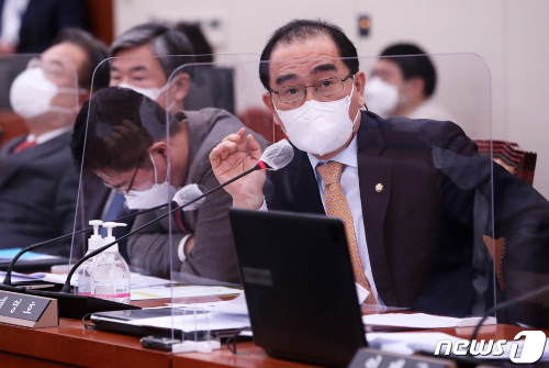 (서울=뉴스1) 오대일 기자 = 20일 오전 서울 여의도 국회 외교통일위원회에서 열린 후쿠시마 오염수 방출과 관련한 국회 긴급현안보고에서 태영호 국민의힘 의원이 질의하고 있다. 2021.4.20/뉴스1  