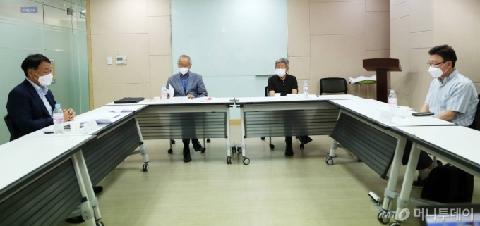 '대한민국4.0 Ⅳ' 좌담회. 왼쪽부터 김관영 공공정책전략연구소 대표, 윤여준 전 환경부 장관, 유인태 전 국회 사무총장, 박상훈 국회미래연구원 거버넌스그룹장/사진=김휘선 기자 hwijpg@