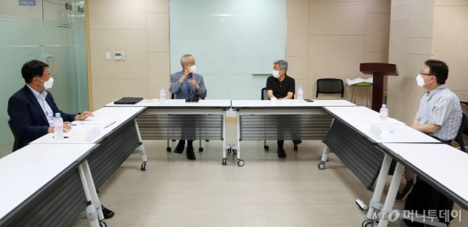  대한민국4.0 Ⅳ' 좌담회. 왼쪽부터 김관영 공공정책전략연구소 대표, 윤여준 전 환경부 장관, 유인태 전 국회 사무총장, 박상훈 국회미래연구원 거버넌스그룹장/사진=김휘선 기자 hwijpg@