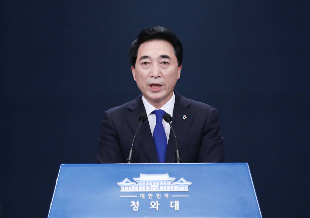  [서울=뉴시스]김진아 기자 = 박수현 국민소통수석이 27일 청와대 브리핑룸에서 최근 부동산 투기 의혹이 제기된 김기표 청와대 반부패비서관 경질 관련 브리핑을 하고 있다. 2021.06.27. bluesoda@newsis.com