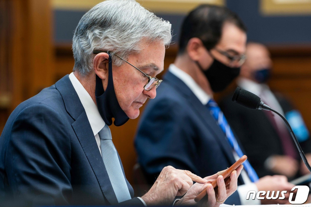 (워싱턴 AFP=뉴스1) 우동명 기자 = 제롬 파월 미국 연방준비제도 의장과 스티븐 므누신 재무장관이 2일(현지시간) 워싱턴 의사당의 하원 금융서비스 위원회 청문회에 출석해 준비를 하고 있다.   ? AFP=뉴스1  