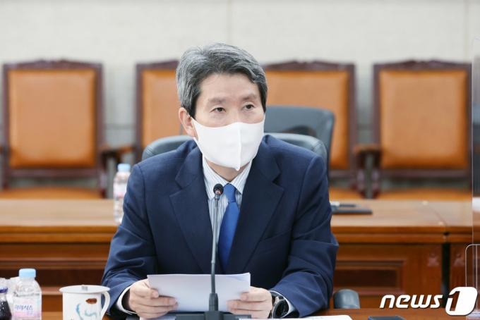 (서울=뉴스1) 조태형 기자 = 이인영 통일부 장관이 5일 오전 서울 종로구 남북회담본부에서 열린 국민이 함께 만든 통일국민협약안 전달식에 참석해 인사말을 하고 있다. 2021.7.5/뉴스1  