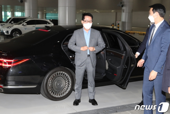 (인천공항=뉴스1) 황기선 기자 = 박지원 국가정보원장이 26일 미국으로 출국하기 위해 인천국제공항 2터미널에 도착하고 있다. 박 원장은 뉴욕, 워싱턴 등을 방문할 가능성이 큰 것으로 알려졌다. 2021.5.26/뉴스1  