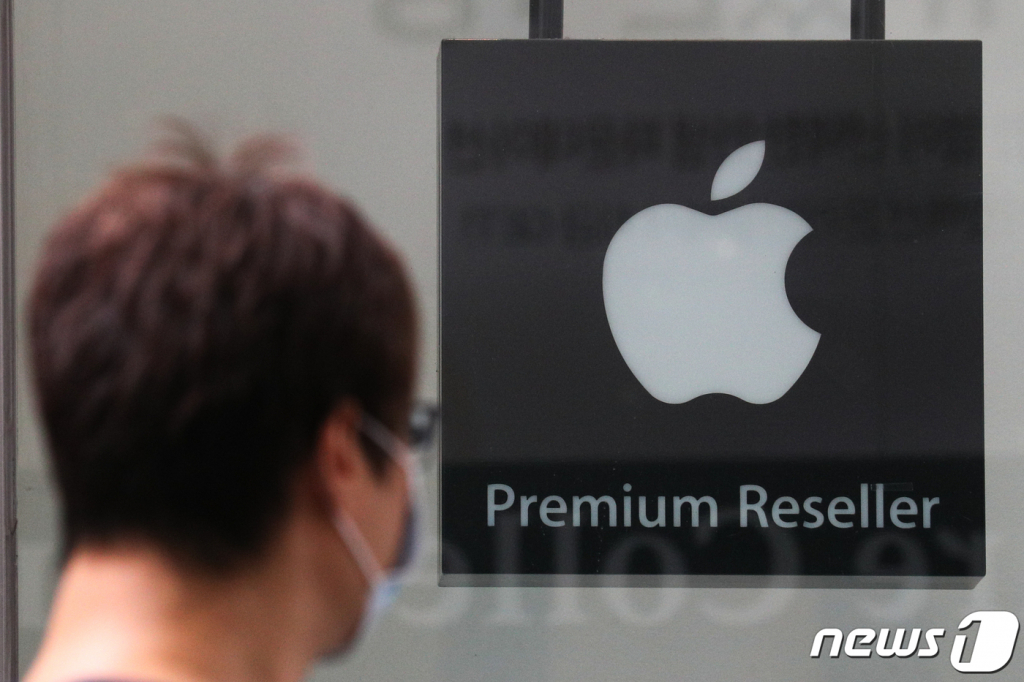 애플의 2분기 매출이 전년 동기 대비 36% 늘었다. 지난 27일(현지시간) 애플의 실적발표에 따르면 전체 매출은 814억1000만달러(약 94조원)로 월가 추정치 733억달러(약 85조원)를 상회했다. 사진은 28일 오후 서울의 한 애플 판매점 . 2021.7.28./사진=뉴스1  