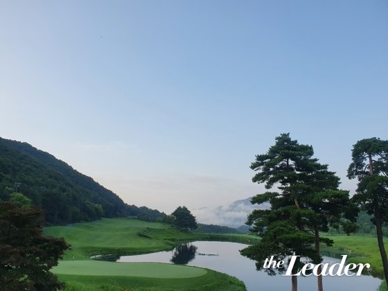 ▲ 클럽하우스에서 내려다 본 레인보우힐스CC의 전경 /사진=임윤희 기자