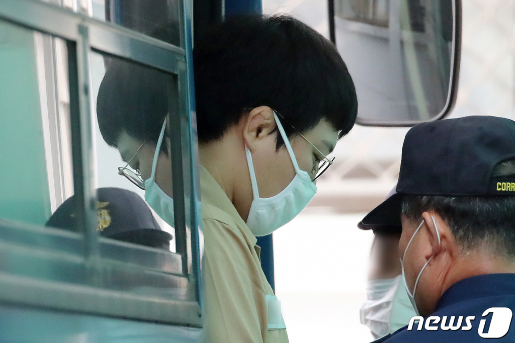 (대구=뉴스1) 공정식 기자 = 미성년자 성폭행 혐의(아동·청소년의 성보호법에 관한 법률 위반 등)로 구속된 전 유도국가대표 왕기춘이 26일 오전 첫 공판이 열리는 대구지방법원에 도착해 마스크와 베이지색 수의 차림으로 법무부 호송버스에서 내리고 있다. 2020.6.26/뉴스1  