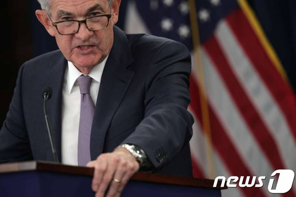 (워싱턴 AFP=뉴스1) 우동명 기자 = 제롬 파월 연방준비제도(Fed) 의장이 18일(현지시간) 워싱턴에서 FOMC 정례회의를 마친 뒤 기자회견을 하고 있다. 