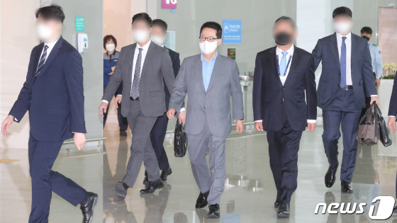 (인천공항=뉴스1) 황기선 기자 = 박지원 국가정보원장이 미국을 방문해 한미정상회담 후속조치등을 논의하기 위해 26일 오전 인천국제공항2터미널에서 미국으로 출국하고 있다. 2021.5.26/뉴스1  