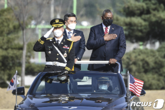 (서울=뉴스1) 사진공동취재단 = 서욱 국방부 장관과 취임 후 처음으로 방한한 로이드 오스틴 미 국방 장관이 17일 오후 서울 용산국 국방부에서 한미 국방장관회담에 앞서 의장대를 사열하고 있다. 2021.3.17/뉴스1  