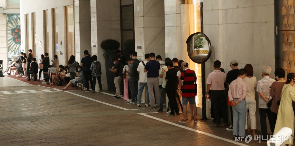 지난 6월30일 오전 서울 중구 롯데백화점 본점에서 사람들이 롤렉스 매장에 들어가기 위해 개점 전부터 줄섰다/사진=김휘선 기자 