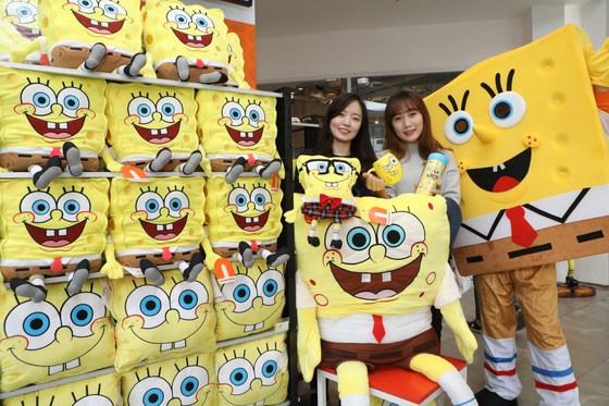 서울 중구 롯데백화점 본점 영플라자에서 직원들이 ‘스폰지밥’캐릭터를 활용한 상품을 소개하고 있다. (롯데백화점 제공) 2017.11.7./사진=뉴스1  