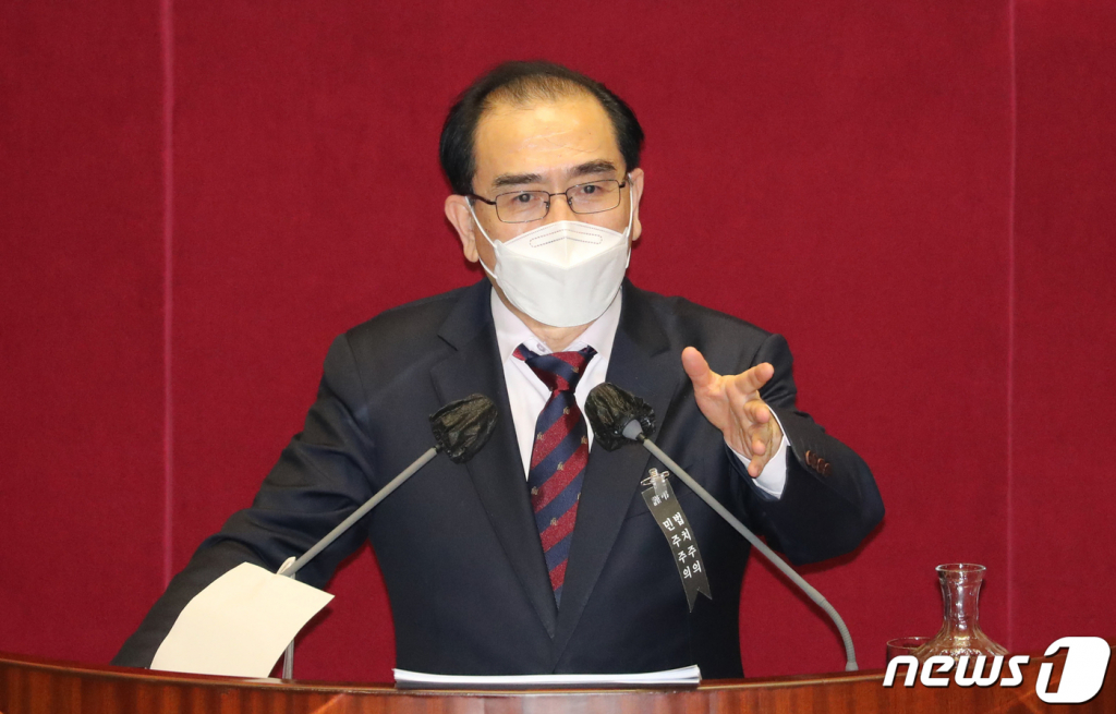 (서울=뉴스1) 성동훈 기자 = 태영호 국민의힘 의원이 13일 오후 서울 여의도 국회 본회의장에서 남북관계발전법 개정안에 대한 무제한 토론을 하고 있다. 2020.12.13/뉴스1  