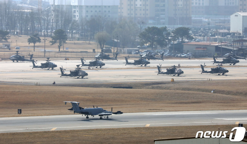 (평택=뉴스1) 조태형 기자 = 올해 전반기 한미 연합 지휘소연습(CCPT)이 시작된 8일 오후 경기도 평택 캠프 험프리스에 미군 헬기들이 계류돼 있다.  이번 훈련은 컴퓨터 시뮬레이션 방식의 도상훈련(CPX)으로만 진행되며, 한미 양국 군이 참여하는 대규모 야외 실기동훈련(FTX)은 포함되지 않는다. 2021.3.8/뉴스1  